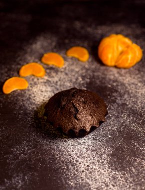 Çikolatalı çörekler üzerine vişne, çikolata ve kakao serpiştirilmiş.