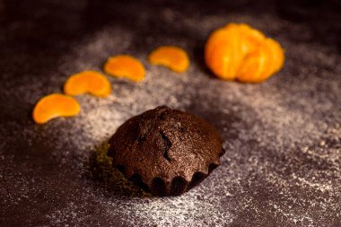 Çikolatalı çörekler üzerine vişne, çikolata ve kakao serpiştirilmiş.