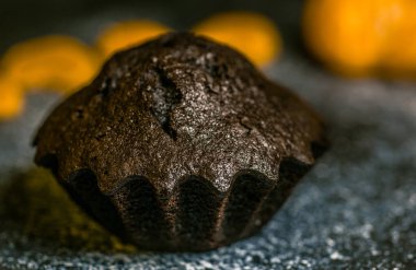 Çikolatalı çörekler üzerine vişne, çikolata ve kakao serpiştirilmiş.