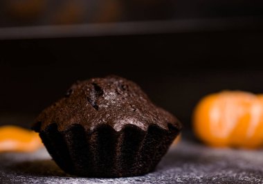 Çikolatalı çörekler üzerine vişne, çikolata ve kakao serpiştirilmiş.