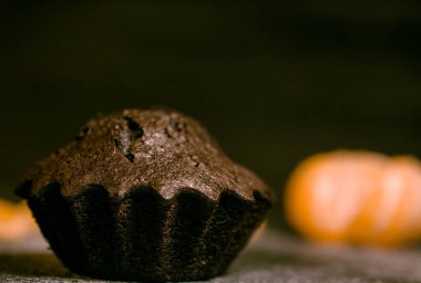 Çikolatalı çörekler üzerine vişne, çikolata ve kakao serpiştirilmiş.