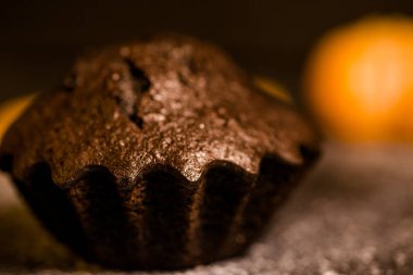 Çikolatalı çörekler üzerine vişne, çikolata ve kakao serpiştirilmiş.