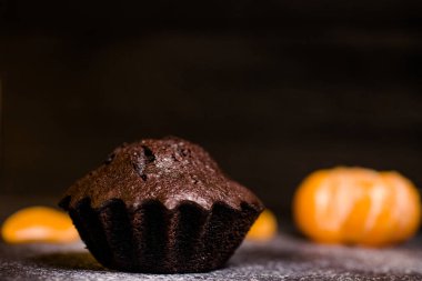 Çikolatalı çörekler üzerine vişne, çikolata ve kakao serpiştirilmiş.