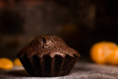 Çikolatalı çörekler üzerine vişne, çikolata ve kakao serpiştirilmiş.