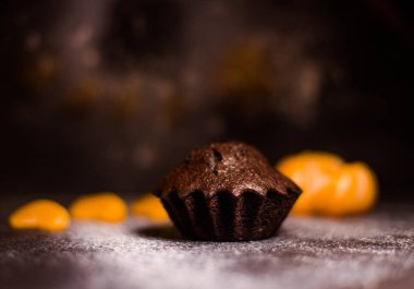 Çikolatalı çörekler üzerine vişne, çikolata ve kakao serpiştirilmiş.