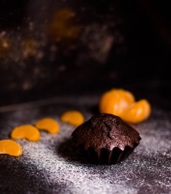 Çikolatalı çörekler üzerine vişne, çikolata ve kakao serpiştirilmiş.