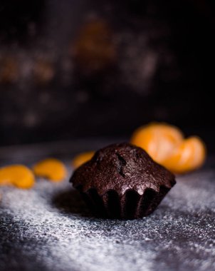 Çikolatalı çörekler üzerine vişne, çikolata ve kakao serpiştirilmiş.