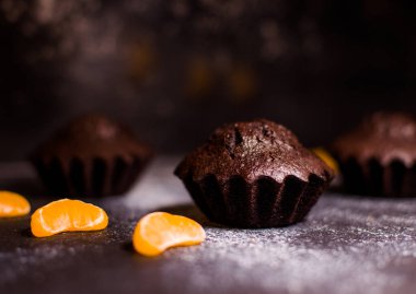 Çikolatalı çörekler üzerine vişne, çikolata ve kakao serpiştirilmiş.