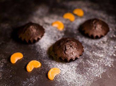 Çikolatalı çörekler üzerine vişne, çikolata ve kakao serpiştirilmiş.