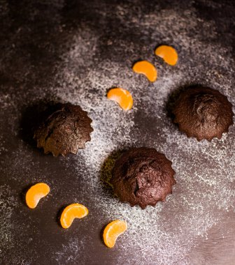 Çikolatalı çörekler üzerine vişne, çikolata ve kakao serpiştirilmiş.