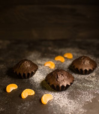 Çikolatalı çörekler üzerine vişne, çikolata ve kakao serpiştirilmiş.