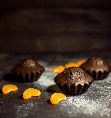 Çikolatalı çörekler üzerine vişne, çikolata ve kakao serpiştirilmiş.