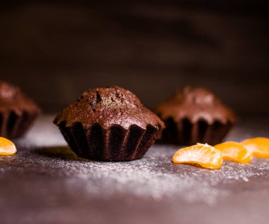 Çikolatalı çörekler üzerine vişne, çikolata ve kakao serpiştirilmiş.