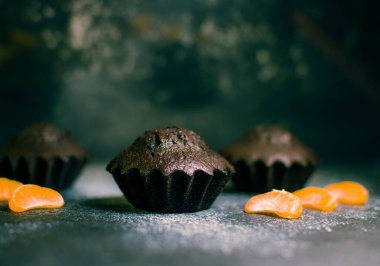 Çikolatalı çörekler üzerine vişne, çikolata ve kakao serpiştirilmiş.