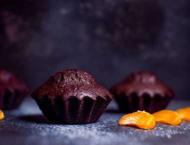 Çikolatalı çörekler üzerine vişne, çikolata ve kakao serpiştirilmiş.