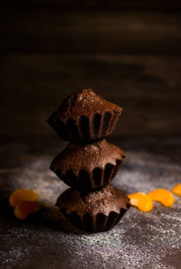 Çikolatalı çörekler üzerine vişne, çikolata ve kakao serpiştirilmiş.