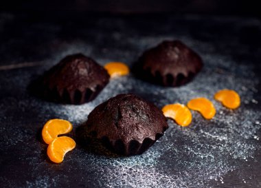 Çikolatalı çörekler üzerine vişne, çikolata ve kakao serpiştirilmiş.