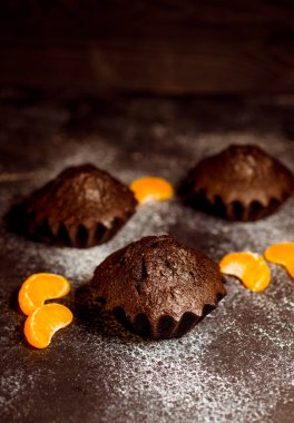 Çikolatalı çörekler üzerine vişne, çikolata ve kakao serpiştirilmiş.