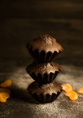 Çikolatalı çörekler üzerine vişne, çikolata ve kakao serpiştirilmiş.