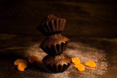 Çikolatalı çörekler üzerine vişne, çikolata ve kakao serpiştirilmiş.