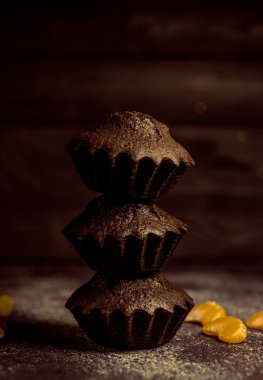 Çikolatalı çörekler üzerine vişne, çikolata ve kakao serpiştirilmiş.