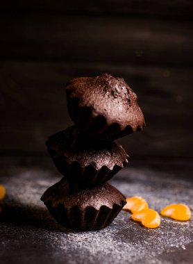 Çikolatalı çörekler üzerine vişne, çikolata ve kakao serpiştirilmiş.