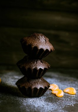 Çikolatalı çörekler üzerine vişne, çikolata ve kakao serpiştirilmiş.