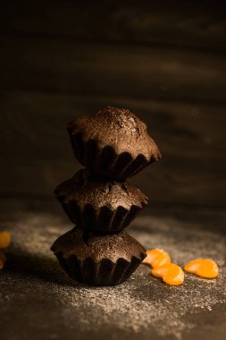 Çikolatalı çörekler üzerine vişne, çikolata ve kakao serpiştirilmiş.