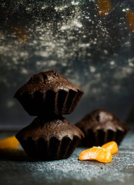 Çikolatalı çörekler üzerine vişne, çikolata ve kakao serpiştirilmiş.