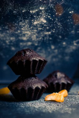 Çikolatalı çörekler üzerine vişne, çikolata ve kakao serpiştirilmiş.