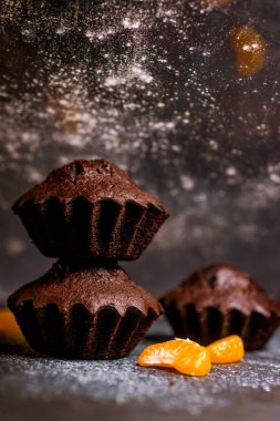 Çikolatalı çörekler üzerine vişne, çikolata ve kakao serpiştirilmiş.