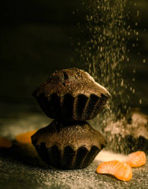 Çikolatalı çörekler üzerine vişne, çikolata ve kakao serpiştirilmiş.