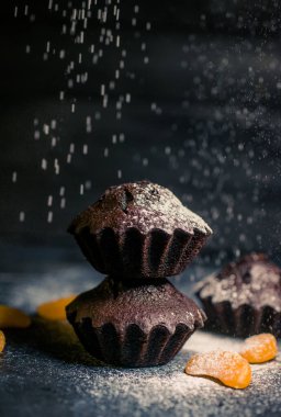 Çikolatalı çörekler üzerine vişne, çikolata ve kakao serpiştirilmiş.