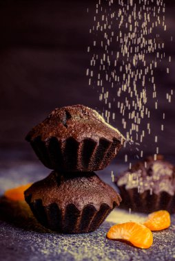 Çikolatalı çörekler üzerine vişne, çikolata ve kakao serpiştirilmiş.