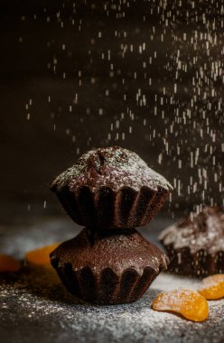 Çikolatalı çörekler üzerine vişne, çikolata ve kakao serpiştirilmiş.