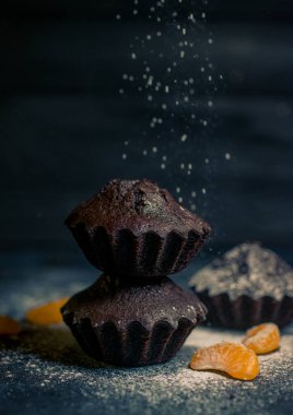 Çikolatalı çörekler üzerine vişne, çikolata ve kakao serpiştirilmiş.