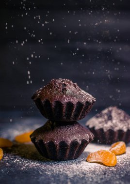 Çikolatalı çörekler üzerine vişne, çikolata ve kakao serpiştirilmiş.