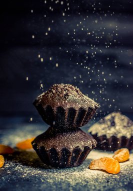 Çikolatalı çörekler üzerine vişne, çikolata ve kakao serpiştirilmiş.