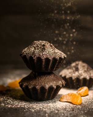 Çikolatalı çörekler üzerine vişne, çikolata ve kakao serpiştirilmiş.