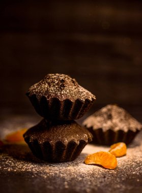 Çikolatalı çörekler üzerine vişne, çikolata ve kakao serpiştirilmiş.