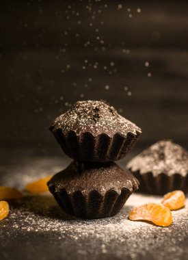 Çikolatalı çörekler üzerine vişne, çikolata ve kakao serpiştirilmiş.