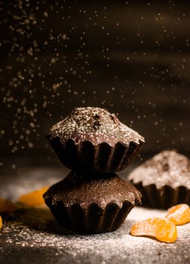 Çikolatalı çörekler üzerine vişne, çikolata ve kakao serpiştirilmiş.