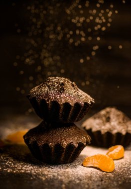 Çikolatalı çörekler üzerine vişne, çikolata ve kakao serpiştirilmiş.