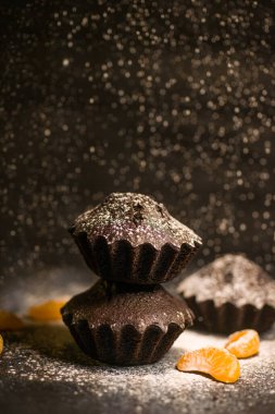 Çikolatalı çörekler üzerine vişne, çikolata ve kakao serpiştirilmiş.