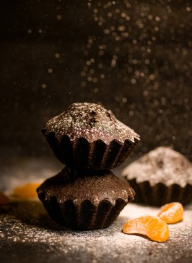 Çikolatalı çörekler üzerine vişne, çikolata ve kakao serpiştirilmiş.