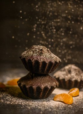 Çikolatalı çörekler üzerine vişne, çikolata ve kakao serpiştirilmiş.