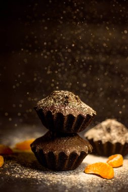 Çikolatalı çörekler üzerine vişne, çikolata ve kakao serpiştirilmiş.