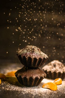 Çikolatalı çörekler üzerine vişne, çikolata ve kakao serpiştirilmiş.