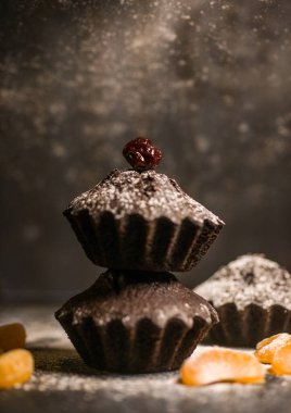 Çikolatalı çörekler üzerine vişne, çikolata ve kakao serpiştirilmiş.