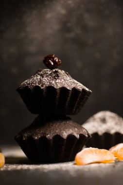 Çikolatalı çörekler üzerine vişne, çikolata ve kakao serpiştirilmiş.